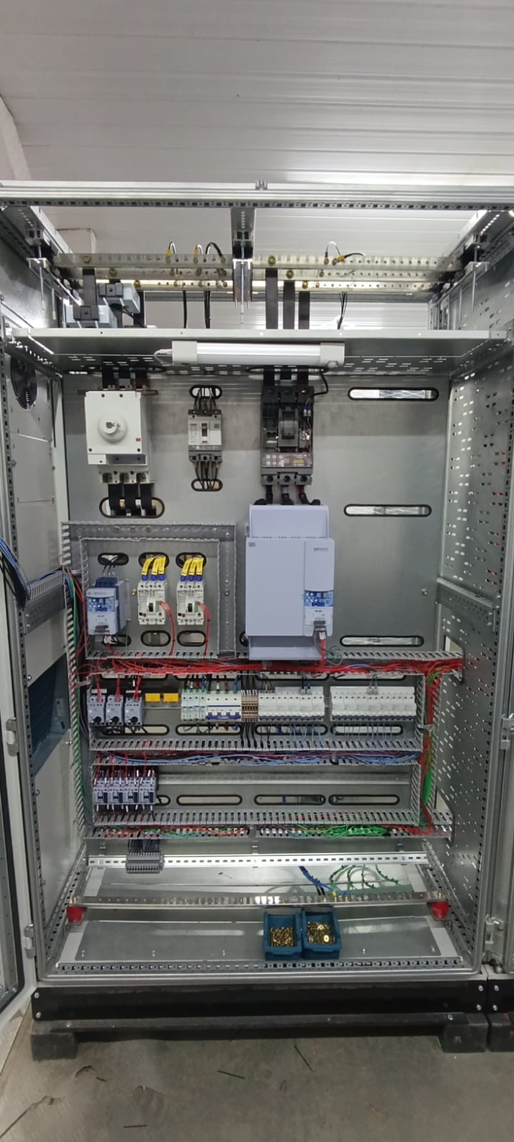 Distribuição modular com disjuntores caixa moldada